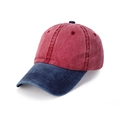 Detalle de gorra de béisbol de algodón lavado con diseño de contraste en rojo y azul - Rojo