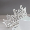 Dettaglio della corona da sposa in lega d'argento con strass su una tazzina bianca - Argento/Strass Bianco