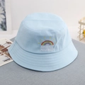 Dettaglio del ricamo arcobaleno e testo Radiate Positivity su cappello da sole azzurro - 52cm / Azzurro
