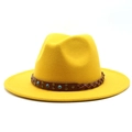Detalle de sombrero de fieltro amarillo con banda de cuero, cuentas turquesas y remaches - M(56-58cm) / Amarillo