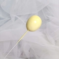 Zartgelbe 3D-Ballon Kuchendeko mit weißem Stab auf Spitzenhintergrund für Torten - Beige