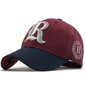 Dettaglio della lettera R ricamata in 3D argento su cappello da baseball bordeaux e blu - Regolabile / Rosso Vino/Blu Navy