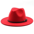 Dettaglio del cappello fedora rosso con elegante fascia nera e fibbia in argento - M (56-58cm) / Rosso
