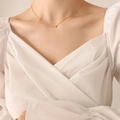 Collar de corazón minimalista en acero de titanio chapado en oro 18K en modelo con cuello en V - Dorado