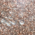 Primer plano de cierres de pendientes de oro rosa con discos de plástico transparente - Oro rosa