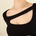 Collana a doppio strato in argento minimalista con catena a serpente indossata da modella - Doppio Strato (Catena a Serpente + Catena Tonda) / Color Acciaio