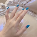 Matte königsblaue Kunstnägel zum Aufkleben in langer ovaler Form auf Hintergrund - Klebestil (mit Flüssigkleber)