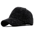 Primer plano de lujosos diamantes de imitación negros en la tela de la gorra de béisbol - Ajustable / Negro
