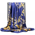 Sciarpa quadrata in raso da 90 cm con stampa di foglie di ginkgo blu e gialle - Foglia d'Acero Blu