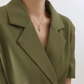Franse stijl gouden ketting met kruis hanger en parels op een groene blazer outfit - 42.5+5cm / Goud