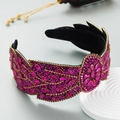 Dettaglio cerchietto in strass viola con motivi floreali su base in velluto nero - Rosa Rosso