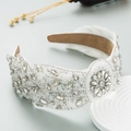 Dettaglio del cerchietto barocco con cristalli e perle per spose e occasioni speciali - Bianco