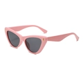 Lunettes de soleil œil-de-chat roses avec verres gris et rivets dorés sur fond blanc - Monture Rose Lentille Grise