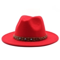 Detalle de sombrero fedora de fieltro rojo con banda de cuero y piedras turquesas - M(56-58cm) / Rojo