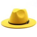 Dettaglio di un cappello fedora in lana gialla con fascia in pelle e fibbia d'oro - M (56-58cm) / Giallo