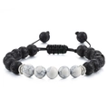 Detail van verstelbare kralenarmband met zwarte lavastenen en wit marmeren kralen - Zwarte Lijn Steen