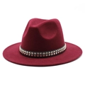 Détail d'un chapeau fedora en laine bordeaux avec ruban en cuir noir et clous dorés - Bordeaux