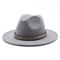 Détail d'un chapeau fedora en laine grise avec ruban en cuir noir à rivets carrés - Gris clair