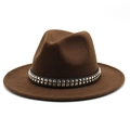 Détail du chapeau fedora en laine marron avec ruban en cuir noir et clous métalliques carrés - Café Foncé