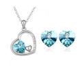 Dettaglio macro del set di gioielli con collana e orecchini a cuore in cristallo blu - Set Blu Mare
