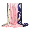 Foulard in seta rosa e blu scuro con stampa di cinture e catene su supporto da esposizione - Catena Rosa Blu