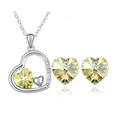 Détail de la parure avec pendentif cœur en cristal jaune et boucles d'oreilles assorties - Ensemble Jaune Pâle