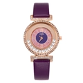 Makrodetail des violetten Sternenhimmel-Zifferblatts und der Roségold-Strass-Lünette - Lila