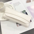 Elegante custodia per occhiali in pelle bianco crema su rivista con perla e tazza decor - Bianco