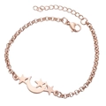Detalle de pulsera en oro rosa con colgantes de luna y estrella y cierre de mosquetón pulido - Oro rosa