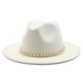 Detail van witte wollen fedora hoed met gouden ketting en elegante parel decoratieve band - M (56-58cm) / Wit