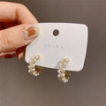Dettaglio ravvicinato degli orecchini a C dorati con perle bianche e strass scintillanti - Orecchini a C Con Perno in Argento 925 Perla Zircone / Oro