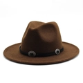 Détail d'un chapeau fedora marron foncé avec bande noire et boucles en métal vintage - Café Foncé