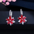 Vue détaillée des boucles d'oreilles fleur avec pierres marquise rouges et blanches - Rouge