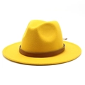 Detalle de sombrero fedora de lana amarilla con banda de cuero con patrón de serpiente - M (56-58cm) / Amarillo