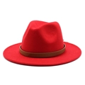 Detalle de sombrero fedora rojo de ala ancha con una banda de cuero con piel de serpiente - M (56-58cm) / Rojo