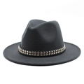 Détail du chapeau fedora en laine gris foncé avec ruban noir et clous argentés - Gris clair