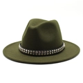 Détail du chapeau fedora en laine vert olive avec ceinture noire à rivets carrés argentés - Vert Armée