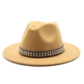 Détail d'un chapeau en laine camel avec ruban en cuir noir et clous carrés argentés - Chameau