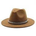 Vue détaillée d'un chapeau fedora marron avec ruban cuir noir et clous carrés dorés - Café Clair