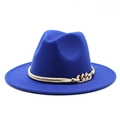 Gros plan détaillé du chapeau fedora bleu royal avec chaîne dorée tressée élégante - Bleu Saphir