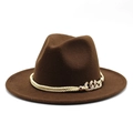 Détail du chapeau fedora en laine marron foncé avec cordelette dorée et chaîne en métal - Café Foncé