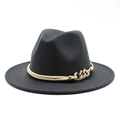Détail d'un chapeau en laine gris foncé avec cordon doré et boucle en chaîne - Gris foncé