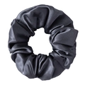 Detail eines 3,5 cm schwarzen Maulbeerseiden-Scrunchie mit elegantem Glanz und Falten - Dunkelgrau