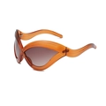 Futuristische amber oranje oversized vlinderzonnebril met golvende getextureerde montuur - Transparant Thee Frame Verloop Thee Lens