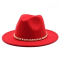 Detail van rode wollen vilten hoed met een gouden ketting en parelversiering - M (56-58cm) / Rood