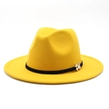 Dettaglio del cappello di feltro giallo con nastro nero e decorazione in metallo lucido - M (56-58cm) / Stile Accessorio Insetto Fiore in Metallo / Giallo