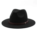 Dettaglio del cappello di lana nero con fascia in pelle marrone e fibbia in metallo - M (56-58cm) / Nero