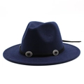 Détail du chapeau fedora en laine bleu marine avec cordon noir et boucles vintage argentées - Bleu marine