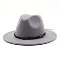 Détail du chapeau fedora en laine gris avec bande en daim et boucles argentées - Gris clair