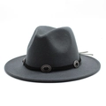 Détail d'un chapeau fedora en feutre gris avec ruban noir et clous concho argentés - Gris clair